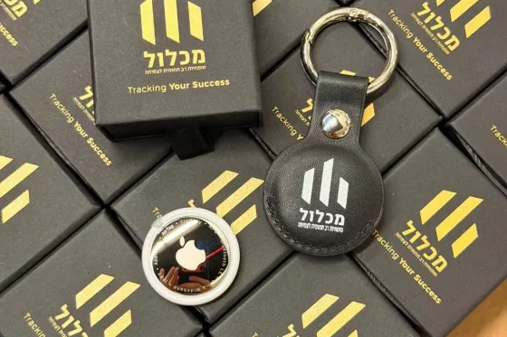 מחזיק AirTag מעור עם לוגו מכלול ומארזי מתנה שחורים ממותגים